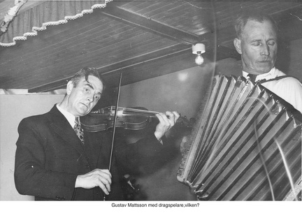 Gustav Mattsson spelar fiol, men vem är den okände dragspelaren?